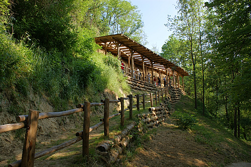 Lungo il percorso ci sono soste in importanti siti fossiliferi